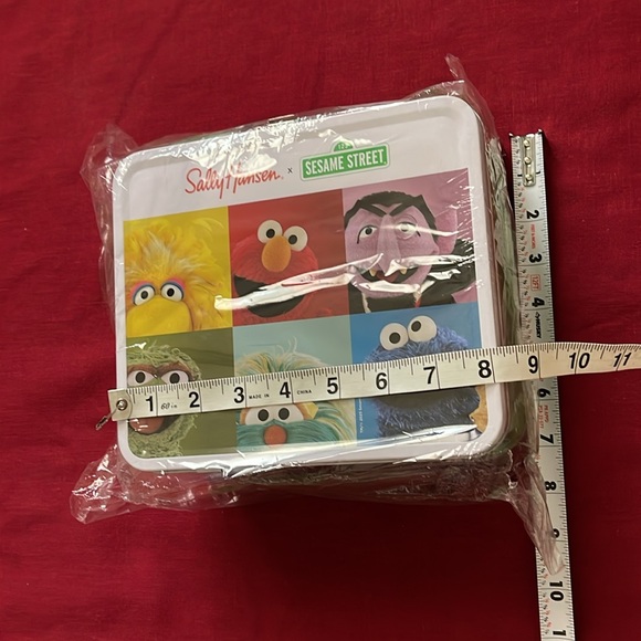 Sesame Street x Sally Hansen Metal Lunchbox. - Picture 3 of 4